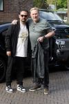 Zwolle 2 mei 2025
Vandaag is het afscheid van Jonnie Boer . er rijden 40 harley davidsons voor de kist van Jonnie Boer die op een zijspan staat.. Aanwezig zijn vrouw Therese Boer Dochter Isabelle en zoon Jimmie . Verder aanwezig Oos Kesbeke (met vrouw ) Rene Froger en Natasja Froger alsmede Astrid Joosten met haar man Rob Peters. Voor de Librije liggen heel veel bloemen