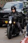 Zwolle 2 mei 2025
Vandaag is het afscheid van Jonnie Boer . er rijden 40 harley davidsons voor de kist van Jonnie Boer die op een zijspan staat.. Aanwezig zijn vrouw Therese Boer Dochter Isabelle en zoon Jimmie . Verder aanwezig Oos Kesbeke (met vrouw ) Rene Froger en Natasja Froger alsmede Astrid Joosten met haar man Rob Peters. Voor de Librije liggen heel veel bloemen