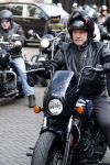 Zwolle 2 mei 2025
Vandaag is het afscheid van Jonnie Boer . er rijden 40 harley davidsons voor de kist van Jonnie Boer die op een zijspan staat.. Aanwezig zijn vrouw Therese Boer Dochter Isabelle en zoon Jimmie . Verder aanwezig Oos Kesbeke (met vrouw ) Rene Froger en Natasja Froger alsmede Astrid Joosten met haar man Rob Peters. Voor de Librije liggen heel veel bloemen