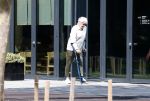 Amsterdam 8 mei 2025
Pieter Storms op krukken op de zuidas.
