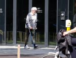 Amsterdam 8 mei 2025
Pieter Storms op krukken op de zuidas.