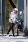 Amsterdam 8 mei 2025
Pieter Storms op krukken op de zuidas.