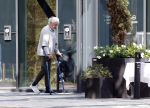 Amsterdam 8 mei 2025
Pieter Storms op krukken op de zuidas.