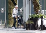 Amsterdam 8 mei 2025
Pieter Storms op krukken op de zuidas.