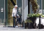 Amsterdam 8 mei 2025
Pieter Storms op krukken op de zuidas.