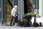 Amsterdam 8 mei 2025
Pieter Storms op krukken op de zuidas.
