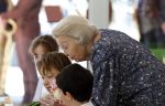 Amsterdam 20 mei 2025
Prinses Beatrix opent Art Zuid in Amsterdam zuid. Prinses Beatrix loopt met 2 wandelstokken .
