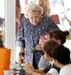 Amsterdam 20 mei 2025
Prinses Beatrix opent Art Zuid in Amsterdam zuid. Prinses Beatrix loopt met 2 wandelstokken .