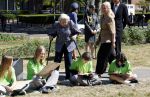 Amsterdam 20 mei 2025
Prinses Beatrix opent Art Zuid in Amsterdam zuid. Prinses Beatrix loopt met 2 wandelstokken .