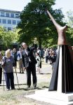 Amsterdam 20 mei 2025
Prinses Beatrix opent Art Zuid in Amsterdam zuid. Prinses Beatrix loopt met 2 wandelstokken .