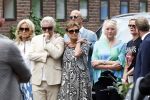 Zwolle 2 mei 2025
Vandaag is het afscheid van Jonnie Boer . er rijden 40 harley davidsons voor de kist van Jonnie Boer die op een zijspan staat.. Aanwezig zijn vrouw Therese Boer Dochter Isabelle en zoon Jimmie . Verder aanwezig Oos Kesbeke (met vrouw ) Rene Froger en Natasja Froger alsmede Astrid Joosten met haar man Rob Peters. Voor de Librije liggen heel veel bloemen