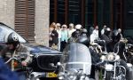 Zwolle 2 mei 2025
Vandaag is het afscheid van Jonnie Boer . er rijden 40 harley davidsons voor de kist van Jonnie Boer die op een zijspan staat.. Aanwezig zijn vrouw Therese Boer Dochter Isabelle en zoon Jimmie . Verder aanwezig Oos Kesbeke (met vrouw ) Rene Froger en Natasja Froger alsmede Astrid Joosten met haar man Rob Peters. Voor de Librije liggen heel veel bloemen