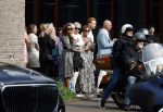 Zwolle 2 mei 2025
Vandaag is het afscheid van Jonnie Boer . er rijden 40 harley davidsons voor de kist van Jonnie Boer die op een zijspan staat.. Aanwezig zijn vrouw Therese Boer Dochter Isabelle en zoon Jimmie . Verder aanwezig Oos Kesbeke (met vrouw ) Rene Froger en Natasja Froger alsmede Astrid Joosten met haar man Rob Peters. Voor de Librije liggen heel veel bloemen