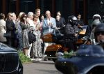 Zwolle 2 mei 2025
Vandaag is het afscheid van Jonnie Boer . er rijden 40 harley davidsons voor de kist van Jonnie Boer die op een zijspan staat.. Aanwezig zijn vrouw Therese Boer Dochter Isabelle en zoon Jimmie . Verder aanwezig Oos Kesbeke (met vrouw ) Rene Froger en Natasja Froger alsmede Astrid Joosten met haar man Rob Peters. Voor de Librije liggen heel veel bloemen