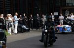 Zwolle 2 mei 2025
Vandaag is het afscheid van Jonnie Boer . er rijden 40 harley davidsons voor de kist van Jonnie Boer die op een zijspan staat.. Aanwezig zijn vrouw Therese Boer Dochter Isabelle en zoon Jimmie . Verder aanwezig Oos Kesbeke (met vrouw ) Rene Froger en Natasja Froger alsmede Astrid Joosten met haar man Rob Peters. Voor de Librije liggen heel veel bloemen