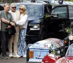 Zwolle 2 mei 2025
Vandaag is het afscheid van Jonnie Boer . er rijden 40 harley davidsons voor de kist van Jonnie Boer die op een zijspan staat.. Aanwezig zijn vrouw Therese Boer Dochter Isabelle en zoon Jimmie . Verder aanwezig Oos Kesbeke (met vrouw ) Rene Froger en Natasja Froger alsmede Astrid Joosten met haar man Rob Peters. Voor de Librije liggen heel veel bloemen