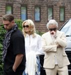 Zwolle 2 mei 2025
Vandaag is het afscheid van Jonnie Boer . er rijden 40 harley davidsons voor de kist van Jonnie Boer die op een zijspan staat.. Aanwezig zijn vrouw Therese Boer Dochter Isabelle en zoon Jimmie . Verder aanwezig Oos Kesbeke (met vrouw ) Rene Froger en Natasja Froger alsmede Astrid Joosten met haar man Rob Peters. Voor de Librije liggen heel veel bloemen