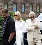Zwolle 2 mei 2025
Vandaag is het afscheid van Jonnie Boer . er rijden 40 harley davidsons voor de kist van Jonnie Boer die op een zijspan staat.. Aanwezig zijn vrouw Therese Boer Dochter Isabelle en zoon Jimmie . Verder aanwezig Oos Kesbeke (met vrouw ) Rene Froger en Natasja Froger alsmede Astrid Joosten met haar man Rob Peters. Voor de Librije liggen heel veel bloemen