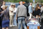 Zwolle 2 mei 2025
Vandaag is het afscheid van Jonnie Boer . er rijden 40 harley davidsons voor de kist van Jonnie Boer die op een zijspan staat.. Aanwezig zijn vrouw Therese Boer Dochter Isabelle en zoon Jimmie . Verder aanwezig Oos Kesbeke (met vrouw ) Rene Froger en Natasja Froger alsmede Astrid Joosten met haar man Rob Peters. Voor de Librije liggen heel veel bloemen