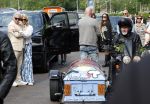 Zwolle 2 mei 2025
Vandaag is het afscheid van Jonnie Boer . er rijden 40 harley davidsons voor de kist van Jonnie Boer die op een zijspan staat.. Aanwezig zijn vrouw Therese Boer Dochter Isabelle en zoon Jimmie . Verder aanwezig Oos Kesbeke (met vrouw ) Rene Froger en Natasja Froger alsmede Astrid Joosten met haar man Rob Peters. Voor de Librije liggen heel veel bloemen
