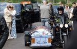 Zwolle 2 mei 2025
Vandaag is het afscheid van Jonnie Boer . er rijden 40 harley davidsons voor de kist van Jonnie Boer die op een zijspan staat.. Aanwezig zijn vrouw Therese Boer Dochter Isabelle en zoon Jimmie . Verder aanwezig Oos Kesbeke (met vrouw ) Rene Froger en Natasja Froger alsmede Astrid Joosten met haar man Rob Peters. Voor de Librije liggen heel veel bloemen