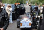 Zwolle 2 mei 2025
Vandaag is het afscheid van Jonnie Boer . er rijden 40 harley davidsons voor de kist van Jonnie Boer die op een zijspan staat.. Aanwezig zijn vrouw Therese Boer Dochter Isabelle en zoon Jimmie . Verder aanwezig Oos Kesbeke (met vrouw ) Rene Froger en Natasja Froger alsmede Astrid Joosten met haar man Rob Peters. Voor de Librije liggen heel veel bloemen
