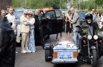Zwolle 2 mei 2025
Vandaag is het afscheid van Jonnie Boer . er rijden 40 harley davidsons voor de kist van Jonnie Boer die op een zijspan staat.. Aanwezig zijn vrouw Therese Boer Dochter Isabelle en zoon Jimmie . Verder aanwezig Oos Kesbeke (met vrouw ) Rene Froger en Natasja Froger alsmede Astrid Joosten met haar man Rob Peters. Voor de Librije liggen heel veel bloemen