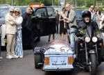 Zwolle 2 mei 2025
Vandaag is het afscheid van Jonnie Boer . er rijden 40 harley davidsons voor de kist van Jonnie Boer die op een zijspan staat.. Aanwezig zijn vrouw Therese Boer Dochter Isabelle en zoon Jimmie . Verder aanwezig Oos Kesbeke (met vrouw ) Rene Froger en Natasja Froger alsmede Astrid Joosten met haar man Rob Peters. Voor de Librije liggen heel veel bloemen