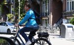 Amsterdam 8 mei 2025
Sander Lantinga op de fiets in amsterdam zuid
