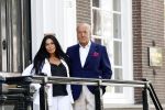 Amsterdam 4 mei 2025
Theo Hiddema met zijn vriendin Thana voor zijn huis / kantoor en haar schoonheidssalon in het centrum van Amsterdam.