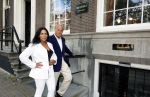 Amsterdam 4 mei 2025
Theo Hiddema met zijn vriendin Thana voor zijn huis / kantoor en haar schoonheidssalon in het centrum van Amsterdam.