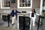 Amsterdam 4 mei 2025
Theo Hiddema met zijn vriendin Thana voor zijn huis / kantoor en haar schoonheidssalon in het centrum van Amsterdam.