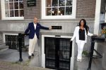 Amsterdam 4 mei 2025
Theo Hiddema met zijn vriendin Thana voor zijn huis / kantoor en haar schoonheidssalon in het centrum van Amsterdam.