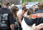 Zwolle 2 mei 2025
Vandaag is het afscheid van Jonnie Boer . er rijden 40 harley davidsons voor de kist van Jonnie Boer die op een zijspan staat.. Aanwezig zijn vrouw Therese Boer Dochter Isabelle en zoon Jimmie . Verder aanwezig Oos Kesbeke (met vrouw ) Rene Froger en Natasja Froger alsmede Astrid Joosten met haar man Rob Peters. Voor de Librije liggen heel veel bloemen