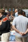 Zwolle 2 mei 2025
Vandaag is het afscheid van Jonnie Boer . er rijden 40 harley davidsons voor de kist van Jonnie Boer die op een zijspan staat.. Aanwezig zijn vrouw Therese Boer Dochter Isabelle en zoon Jimmie . Verder aanwezig Oos Kesbeke (met vrouw ) Rene Froger en Natasja Froger alsmede Astrid Joosten met haar man Rob Peters. Voor de Librije liggen heel veel bloemen