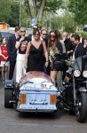 Zwolle 2 mei 2025
Vandaag is het afscheid van Jonnie Boer . er rijden 40 harley davidsons voor de kist van Jonnie Boer die op een zijspan staat.. Aanwezig zijn vrouw Therese Boer Dochter Isabelle en zoon Jimmie . Verder aanwezig Oos Kesbeke (met vrouw ) Rene Froger en Natasja Froger alsmede Astrid Joosten met haar man Rob Peters. Voor de Librije liggen heel veel bloemen