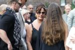 Zwolle 2 mei 2025
Vandaag is het afscheid van Jonnie Boer . er rijden 40 harley davidsons voor de kist van Jonnie Boer die op een zijspan staat.. Aanwezig zijn vrouw Therese Boer Dochter Isabelle en zoon Jimmie . Verder aanwezig Oos Kesbeke (met vrouw ) Rene Froger en Natasja Froger alsmede Astrid Joosten met haar man Rob Peters. Voor de Librije liggen heel veel bloemen