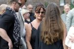 Zwolle 2 mei 2025
Vandaag is het afscheid van Jonnie Boer . er rijden 40 harley davidsons voor de kist van Jonnie Boer die op een zijspan staat.. Aanwezig zijn vrouw Therese Boer Dochter Isabelle en zoon Jimmie . Verder aanwezig Oos Kesbeke (met vrouw ) Rene Froger en Natasja Froger alsmede Astrid Joosten met haar man Rob Peters. Voor de Librije liggen heel veel bloemen