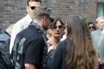 Zwolle 2 mei 2025
Vandaag is het afscheid van Jonnie Boer . er rijden 40 harley davidsons voor de kist van Jonnie Boer die op een zijspan staat.. Aanwezig zijn vrouw Therese Boer Dochter Isabelle en zoon Jimmie . Verder aanwezig Oos Kesbeke (met vrouw ) Rene Froger en Natasja Froger alsmede Astrid Joosten met haar man Rob Peters. Voor de Librije liggen heel veel bloemen
