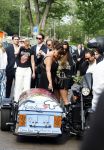 Zwolle 2 mei 2025
Vandaag is het afscheid van Jonnie Boer . er rijden 40 harley davidsons voor de kist van Jonnie Boer die op een zijspan staat.. Aanwezig zijn vrouw Therese Boer Dochter Isabelle en zoon Jimmie . Verder aanwezig Oos Kesbeke (met vrouw ) Rene Froger en Natasja Froger alsmede Astrid Joosten met haar man Rob Peters. Voor de Librije liggen heel veel bloemen