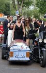 Zwolle 2 mei 2025
Vandaag is het afscheid van Jonnie Boer . er rijden 40 harley davidsons voor de kist van Jonnie Boer die op een zijspan staat.. Aanwezig zijn vrouw Therese Boer Dochter Isabelle en zoon Jimmie . Verder aanwezig Oos Kesbeke (met vrouw ) Rene Froger en Natasja Froger alsmede Astrid Joosten met haar man Rob Peters. Voor de Librije liggen heel veel bloemen