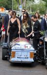 Zwolle 2 mei 2025
Vandaag is het afscheid van Jonnie Boer . er rijden 40 harley davidsons voor de kist van Jonnie Boer die op een zijspan staat.. Aanwezig zijn vrouw Therese Boer Dochter Isabelle en zoon Jimmie . Verder aanwezig Oos Kesbeke (met vrouw ) Rene Froger en Natasja Froger alsmede Astrid Joosten met haar man Rob Peters. Voor de Librije liggen heel veel bloemen