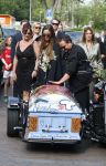 Zwolle 2 mei 2025
Vandaag is het afscheid van Jonnie Boer . er rijden 40 harley davidsons voor de kist van Jonnie Boer die op een zijspan staat.. Aanwezig zijn vrouw Therese Boer Dochter Isabelle en zoon Jimmie . Verder aanwezig Oos Kesbeke (met vrouw ) Rene Froger en Natasja Froger alsmede Astrid Joosten met haar man Rob Peters. Voor de Librije liggen heel veel bloemen