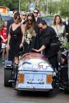 Zwolle 2 mei 2025
Vandaag is het afscheid van Jonnie Boer . er rijden 40 harley davidsons voor de kist van Jonnie Boer die op een zijspan staat.. Aanwezig zijn vrouw Therese Boer Dochter Isabelle en zoon Jimmie . Verder aanwezig Oos Kesbeke (met vrouw ) Rene Froger en Natasja Froger alsmede Astrid Joosten met haar man Rob Peters. Voor de Librije liggen heel veel bloemen