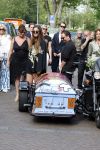 Zwolle 2 mei 2025
Vandaag is het afscheid van Jonnie Boer . er rijden 40 harley davidsons voor de kist van Jonnie Boer die op een zijspan staat.. Aanwezig zijn vrouw Therese Boer Dochter Isabelle en zoon Jimmie . Verder aanwezig Oos Kesbeke (met vrouw ) Rene Froger en Natasja Froger alsmede Astrid Joosten met haar man Rob Peters. Voor de Librije liggen heel veel bloemen