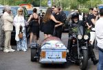 Zwolle 2 mei 2025
Vandaag is het afscheid van Jonnie Boer . er rijden 40 harley davidsons voor de kist van Jonnie Boer die op een zijspan staat.. Aanwezig zijn vrouw Therese Boer Dochter Isabelle en zoon Jimmie . Verder aanwezig Oos Kesbeke (met vrouw ) Rene Froger en Natasja Froger alsmede Astrid Joosten met haar man Rob Peters. Voor de Librije liggen heel veel bloemen