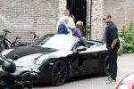 Zwolle 2 mei 2025
Vandaag is het afscheid van Jonnie Boer . er rijden 40 harley davidsons voor de kist van Jonnie Boer die op een zijspan staat.. Aanwezig zijn vrouw Therese Boer Dochter Isabelle en zoon Jimmie . Verder aanwezig Oos Kesbeke (met vrouw ) Rene Froger en Natasja Froger alsmede Astrid Joosten met haar man Rob Peters. Voor de Librije liggen heel veel bloemen. Therese Boer ouders