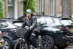 Amsterdam 23 mei 2025
Tina de Bruin (met smiley peteje) op de fiets in Amsterdam zuid.