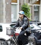 Amsterdam 23 mei 2025
Tina de Bruin (met smiley peteje) op de fiets in Amsterdam zuid.