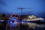 Amsterdam 5 mei 2026
5 mei Concert op de Amstel voor bevrijdingsdag . Koning Willem Alexander en Koningin Maxima zijn aanwezig .
Tineke Schouten en Splinter Chabot presenteren het . De artiesten die opterden zijn Roxeanne Hazes Acda en de Munnik Miss Envy Peru Edsilia Rombley Rolf Sanches en Fleur Raateland . Jamai Looman is dirigent .